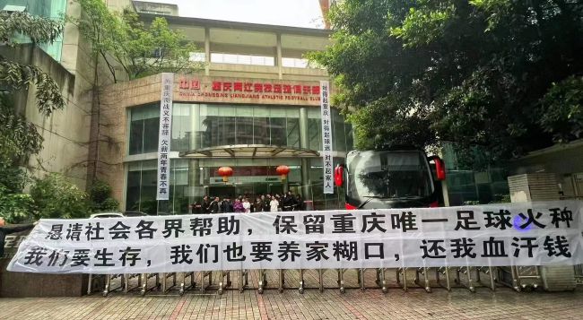 第9分钟，亚特兰大前场进攻，禁区左侧吊到门前，卢克曼头球摆渡，德凯特拉雷近距离打门打飞了！